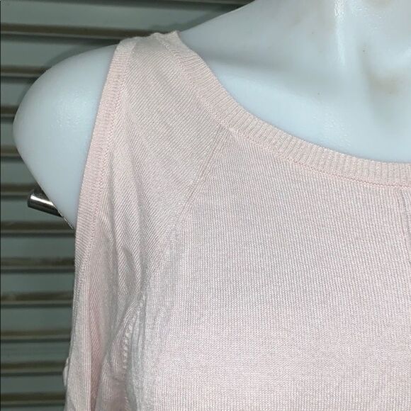 Vince Camuto cold shoulder pink sweater - Picture 4 of 8